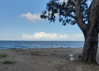 Bombeiros Voluntários resgatam menina de seis anos levada pelo vento em bote inflável na Lagoa dos Patos, em Tapes