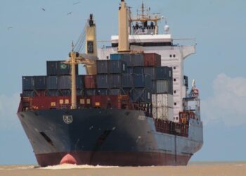 Porto de Itajaí recebe primeiro navio da nova linha de contêineres