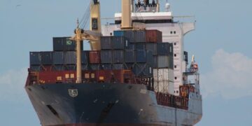 Porto de Itajaí recebe primeiro navio da nova linha de contêineres