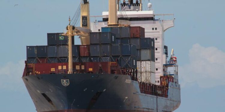 Porto de Itajaí recebe primeiro navio da nova linha de contêineres