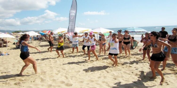 Praia de Cabeçudas recebe projeto Verão com Saúde neste sábado
