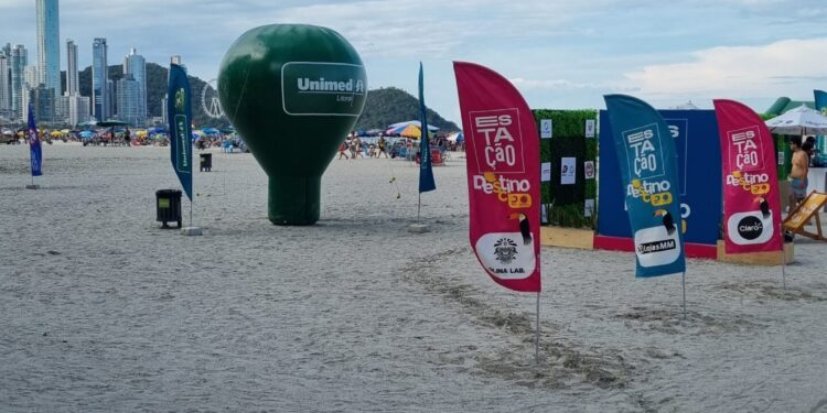 Unimed Litoral oferece atividades físicas monitoradas e gratuitas na praia central de Balneário Camboriú