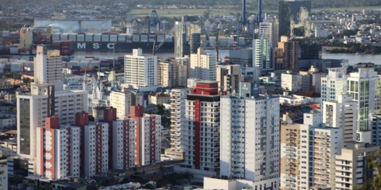 Itajaí é a 4ª cidade do Brasil que mais gera empregos com carteira assinada