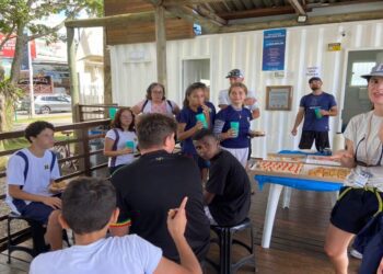 Velejadores do time 11th Hour realizam ação na ANI