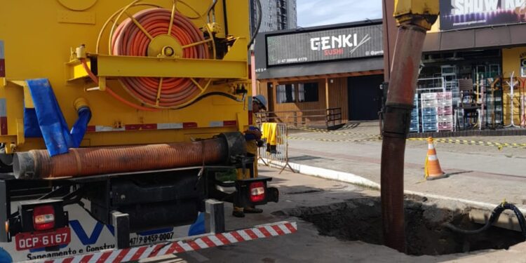 Secretaria de Obras continua limpeza das galerias das Avenidas do Estado e das Flores