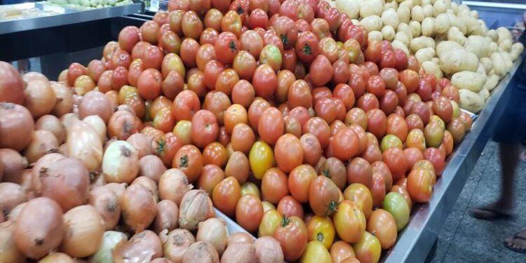 Cesta Básica de março apresenta pequeno aumento de preço