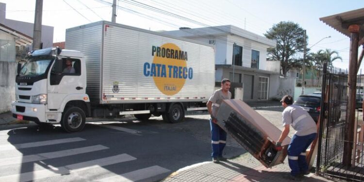 Caminhão Cata Treco vai atender quatro bairros de Itajaí na próxima semana