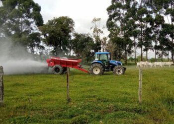 Programa Terra Boa 2023 com o fornecimento de calcário inicia em Navegantes