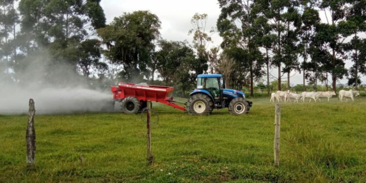 Programa Terra Boa 2023 com o fornecimento de calcário inicia em Navegantes