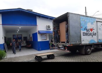 Marcenaria da Educação entrega novos móveis às unidades da Rede Municipal