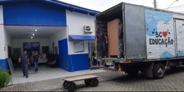 Marcenaria da Educação entrega novos móveis às unidades da Rede Municipal