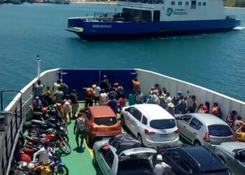 Colisão de embarcações causa pânico entre passageiros na Bahia