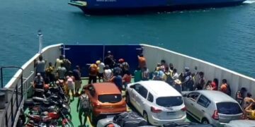 Colisão de embarcações causa pânico entre passageiros na Bahia