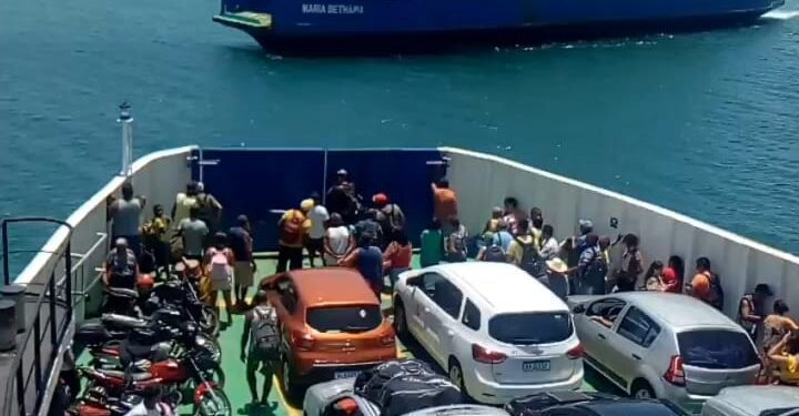 Colisão de embarcações causa pânico entre passageiros na Bahia