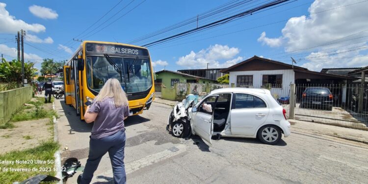 O acidente foi na rua César Augusto Dalçoquio, no bairro Salseiros em Itajaí