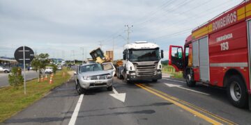 Trator cai de caminhão após colisão na rodovia