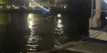 Ponte despenca e quase 100 pessoas caem na água