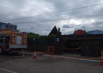 Casa noturna pega fogo na Praia Brava