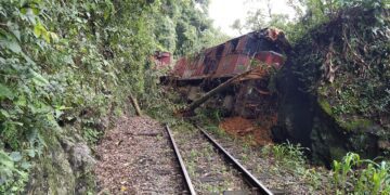 Trem é atingido por deslizamento de terra e descarrila 