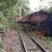 Trem é atingido por deslizamento de terra e descarrila 