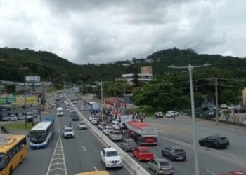 Acidente com ambulância do SAMU deixa trânsito lento na capital