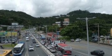 Acidente com ambulância do SAMU deixa trânsito lento na capital