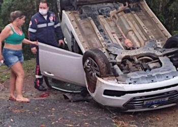 Capotamento na  Interpraias, dois veiculos envolvidos