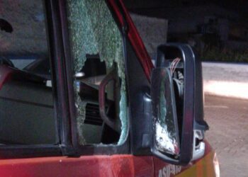 Ambulância é atacada a tiros