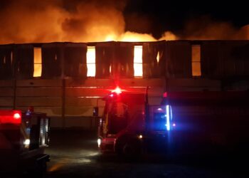 Incêndio de grandes proporções destrói galpão em Itajaí