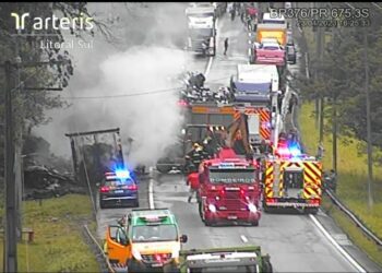 Acidente fecha BR 376 em Guaratuba sentido Joinville.