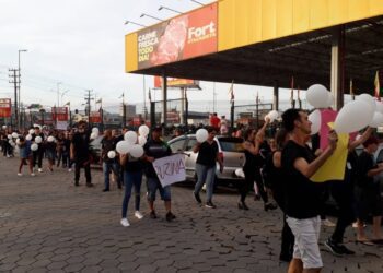 Os manifestantes estão mobilizados em frente ao supermercado no bairro Cordeiros em Itajaí.
