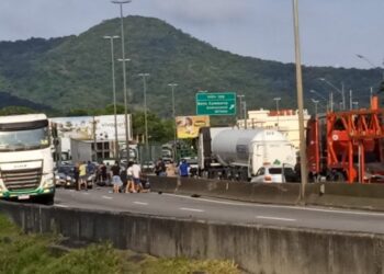 Motociclistas morrem após bater em carreta na BR-101