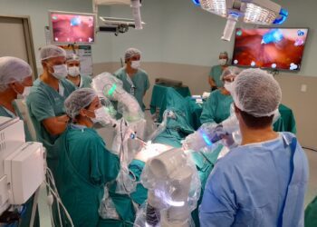 Médicos do Hospital Britânico de Montevidéu visitaram o Núcleo de Cirurgia Robótica da Unimed Litoral