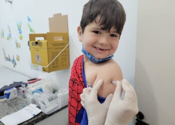 Saúde inicia campanha de vacinação com doses bivalentes contra a Covid-19