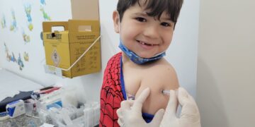 Saúde inicia campanha de vacinação com doses bivalentes contra a Covid-19