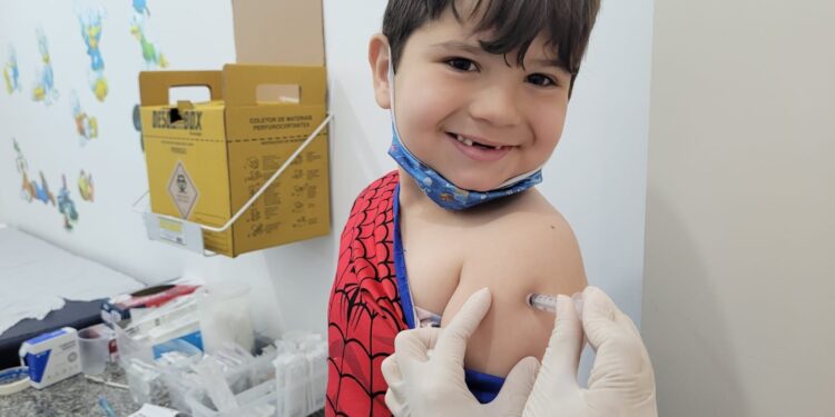 Saúde inicia campanha de vacinação com doses bivalentes contra a Covid-19