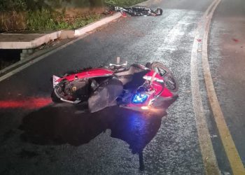 Motociclista morre após colisão em uma rocha 