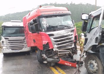 Acidente entre duas carretas e mais veículos em Ibirama