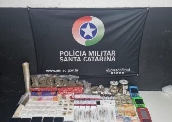 Polícia Militar de Itajaí prende homem de 27 anos por tráfico de drogas e com manddo de prisão em aberto no Bairro São João.