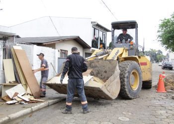 Começa mutirão de limpeza nos locais afetados pelas inundações em Itajaí