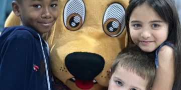 Mascotes do CBMSC E PMSC visitam abrigos no Alto Vale para alegrar crianças