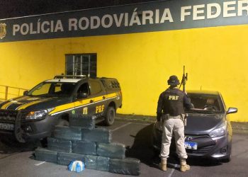 Casal transportando 101 kg de maconha em carro roubado é preso em Joinville