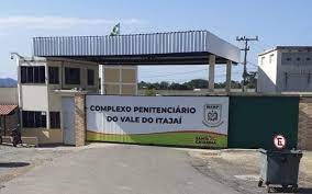 Polícia Militar de Itajaí Cumpre Mandado de Prisão de Homem de 27 Anos no Bairro Cordeiros