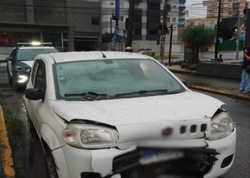 Em acidente de trânsito, veículo invade loja no centro de Itajaí