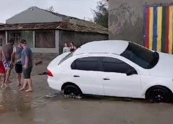 Super maré causa estragos em Laguna no Sul do Estado