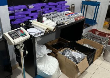 Mulher é presa com drogas e equipamentos para adulteçao de placas