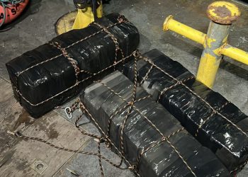 Polícia Federal e Polícia Militar de Santa Catarina encontram cocaína em casco de navio