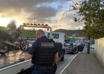 Guarda Municipal de Balneário Camboriú conduz motorista à Central de Plantão de Polícia devido embriaguez e direção perigosa