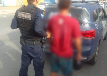 Guarda Municipal de Balneário Camboriú conduz morador de rua por furto de celular