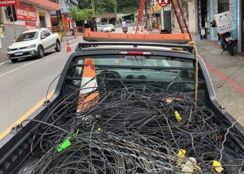 Força-tarefa retirou mais de 10km de fios obsoletos da Avenida Palestina